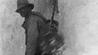 Ratownicy podczas szukania zasypanych osób w przekopanym w lawinie tunelu, 1934.
(http://www.audiovis.nac.gov.pl/obraz/176787/b9f851d4cb98ad7430795f33cbc9ca1a/)