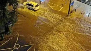 Podtopione ulice po przejściu ulewy (autor: internauta Tomek)