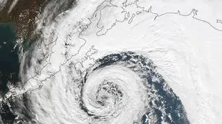 Pogodowa bomba cyklonowa u wybrzeży Alaski (NASA)