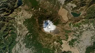 Pokrywa śnieżna na górze Fudżi 1 stycznia 2021 (NASA Earth Observatory)