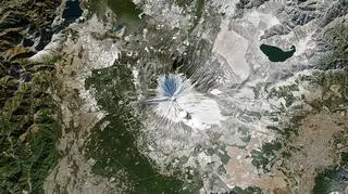 Pokrywa śnieżna na górze Fudżi 29 grudnia 2013 (NASA Earth Observatory)