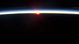 Polarne chmury mezosferyczne (cienka linia na samej górze) widziane 1 sierpnia 2014 r. nad południową Ukrainą 