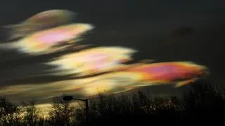 Polarne chmury stratosferyczne (fot. Alan Tough)