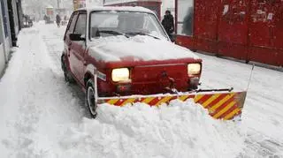Pomysł warszawskiego dozorcy na walkę ze śniegiem (Lech Marcinczak/tvnwarszawa.pl)