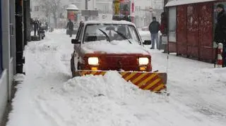 Pomysł warszawskiego dozorcy na walkę ze śniegiem (Lech Marcinczak/tvnwarszawa.pl)