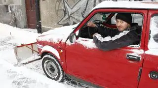 Pomysł warszawskiego dozorcy na walkę ze śniegiem (Lech Marcinczak/tvnwarszawa.pl)