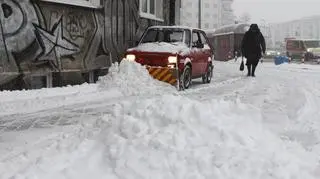 Pomysł warszawskiego dozorcy na walkę ze śniegiem (Lech Marcinczak/tvnwarszawa.pl)