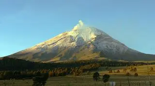 Popocapetl - "dymiąca góra" (Wikipedia/Jakub Hejtmánek)
