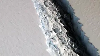 Powiększająca się szczelina na lodowcu Larsen C