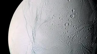 Powierzchnia Enceladusa, księżyca Saturna sfotografowana przez sondę Cassini