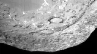 Powierzchnia komety Tempel-1 na zdjęciu z sondy Deep Impact (NASA)