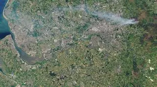Pożary w Saddleworth Moor na zdjęciu satelitarnym (NASA Earth Observatory images/Joshua Steven)