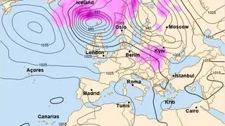 Prognoza na 25 października. Na różowo zaznaczono strefę opadów śniegu (wetteronline.de)