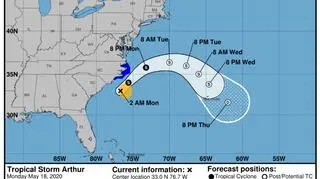 Prognozowana ścieżka burzy tropikalnej Arthur (NOAA)