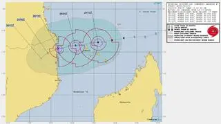 Prognozowana ścieżka przejścia cyklonu (Joint Typhoon Warning Center)