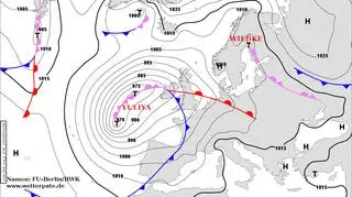 Prognozowana sytuacja baryczna w sobotę o godzinie 12 UTC.