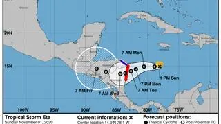 Prognozowana trasa burzy tropikalnej Eta (NHC/NOAA)