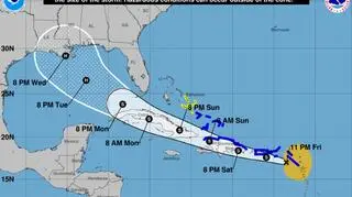 Prognozowana trasa burzy tropikalnej Laura (NHC NOAA)