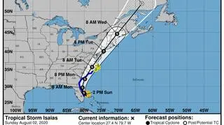 Prognozowana trasa przejścia burzy tropikalnej Isaias (NOAA)