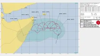 Prognozowana trasa przejścia cyklonu "Sześć" (Joint Typhoon Warning Center)