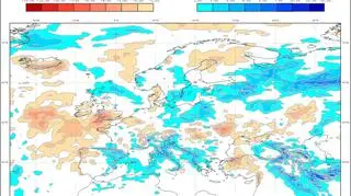 Prognozowane odchylenie miesięcznej sumy opadów w maju 2020 od normy wieloletniej (ECMWF)
