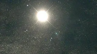Przelot komety Siding Spring (niebieski punkcik) obok Marsa (najjaśniejszy punkt)
