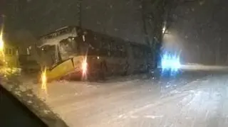 Przewrócony autobus w Górze Kalwarii (Kontakt 24/Mariusz)