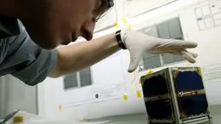 PW-Sat sztuczny satelita typu CubeSat budowany przez studentów (PAP/Tomasz Gzell)