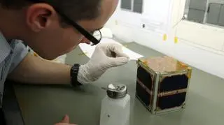 PW-Sat sztuczny satelita typu CubeSat budowany przez studentów (PAP/Tomasz Gzell)