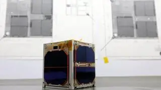 PW-Sat sztuczny satelita typu CubeSat budowany przez studentów (PAP/Tomasz Gzell)