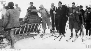 Ratownicy po zakończonej akcji ratunkowej. Widoczna m.in. Elżbieta Ziętkiewicz (przy saniach, trzyma koc), 1935. 
(http://www.audiovis.nac.gov.pl/obraz/176833/958e28f875e9d9e5a0bca4703e6ba186/)