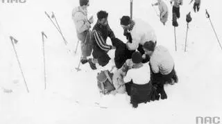 Ratownicy podczas akcji ratunkowej, 1934. 
(http://www.audiovis.nac.gov.pl/obraz/176790/5db9f7e077342086144b31d459ba5799/)
