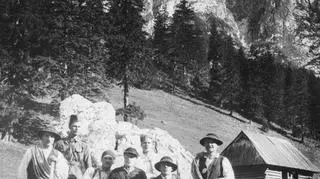 Ratownicy podczas akcji ratunkowej w Dolinie Strążyskiej, 1931.
(http://www.audiovis.nac.gov.pl/obraz/176775/7cbe3aa0e2f9d75a2da94015e27523f3/)