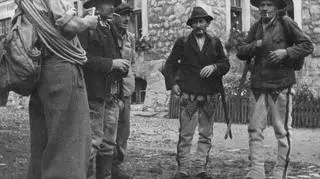 Ratownicy TOPR. Zdjęcie wykonane przez propagandę niemiecką, 1942. 
(http://www.audiovis.nac.gov.pl/obraz/21771/2a10eeab650dfa48bb8a2c3802786b8d/)