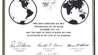 Replika plakietki zostawionej na Księżycu przez astronautów Apollo 17 (NASA)
