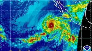 Rosa jako huragan czwartej kategorii. Zdjęcie zrobione w podczerwieni (NOAA)