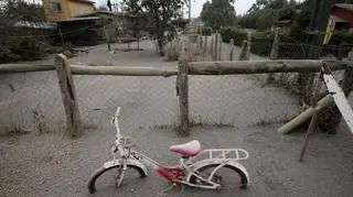 Rower przysypany popiołem wulkanicznym w miasteczku Ensenada