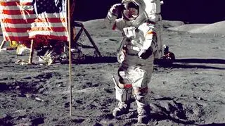 Salutujący Eugene Cernan (NASA)