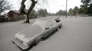 Samochód przysypany popiołem wulkanicznym w mieście Ensenada