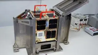 Satelita "Lem" w wyrzutniku XPOD