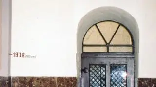 Ściana w kościele franciszkanów w Kłodzku, wskaźnik stanu wody podczas powodzi