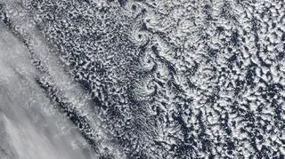 Ścieżka wirów von Karmana nad wyspą Jan Mayen (NASA)