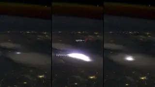 Sekwencja klatek z filmu, na którym pojawia się czerwony piorun (NASA)