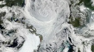 Silna burza nad Oceanem Arktycznym sfotografował spektoradiometr MODIS (NASA/Goddard/MODIS Rapid Response Team)