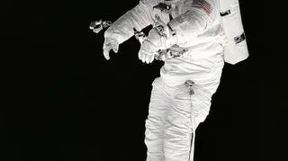Skafander używany w spacerach kosmicznych (NASA)