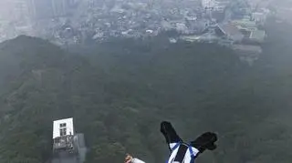 Skok z wieży w Seulu (PAP/EPA)