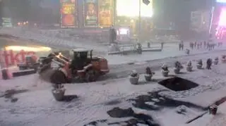 Śnieg zasypał Times Square. Widok z godz. 8.40 naszego czasu (EarthCam)