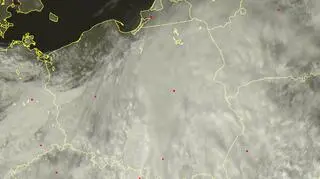 Śnieżne chmury nad Polską, godz. 15.00 (sat24.com)