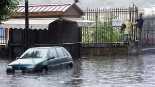 Sprzątanie po przejściu nawałnic w Genui (PAP/EPA)
