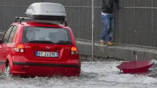 Sprzątanie po przejściu nawałnic w Genui (PAP/EPA)